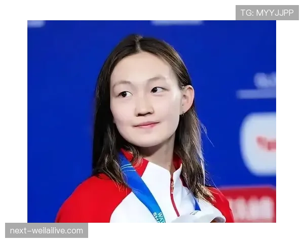 李冰洁泳池里冷若冰山,赛后街拍却随手把奢牌塞进手提袋 李冰洁泳池里冷若冰山,赛后街拍却随手把奢牌塞进手提袋