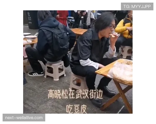 王燊超训练完直接蹲路边啃烧饼,这自律和接地气反差谁懂啊 王燊超训练完直接蹲路边啃烧饼,这自律和接地气反差谁懂啊